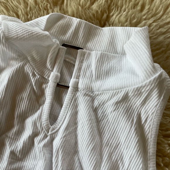 *NWT white cropped top - Picture 3 of 7